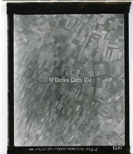 Luchtfoto Tjuchem (1943) uit de collectie Kadaster WOII Luchtfoto's