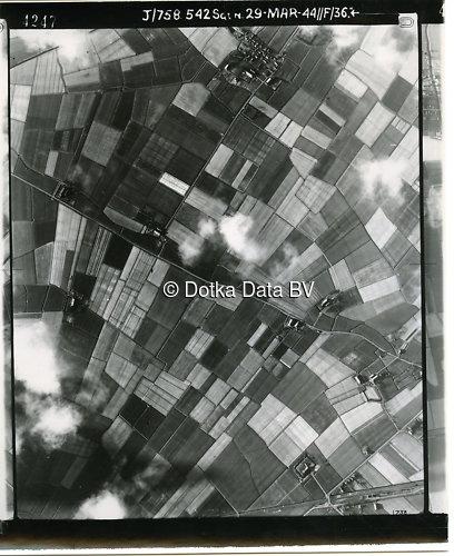 Luchtfoto Stedum (1944) uit de collectie Kadaster WOII Luchtfoto's