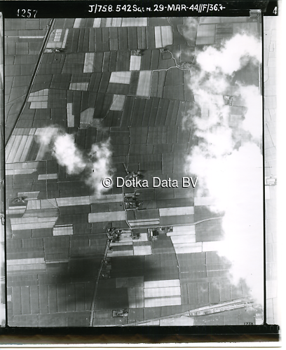 Luchtfoto Bedum (1944) uit de collectie Kadaster WOII Luchtfoto's