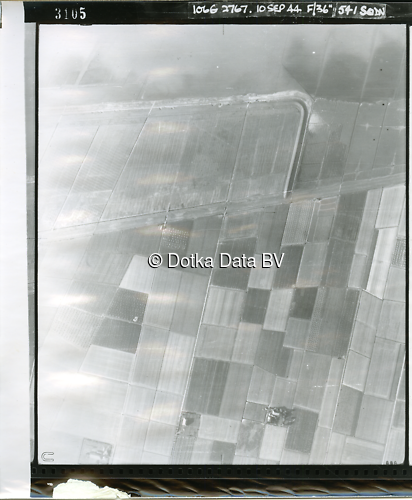 Luchtfoto Den Andel (1944) uit de collectie Kadaster WOII Luchtfoto's