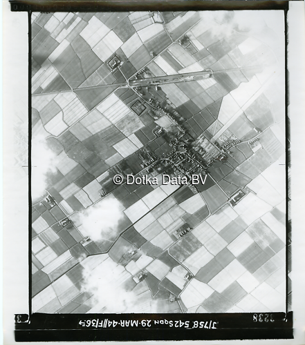 Luchtfoto Stedum (1944) uit de collectie Kadaster WOII Luchtfoto's