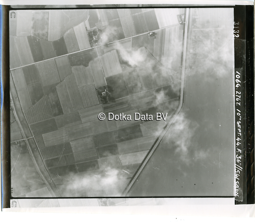 Luchtfoto Eemshaven (1944) uit de collectie Kadaster WOII Luchtfoto's