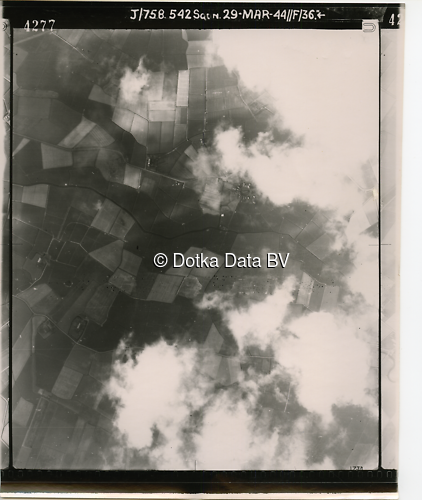 Luchtfoto Niehove (1944) uit de collectie Kadaster WOII Luchtfoto's