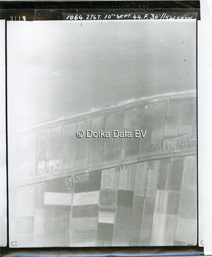 Luchtfoto Uithuizen (1944) uit de collectie Kadaster WOII Luchtfoto's