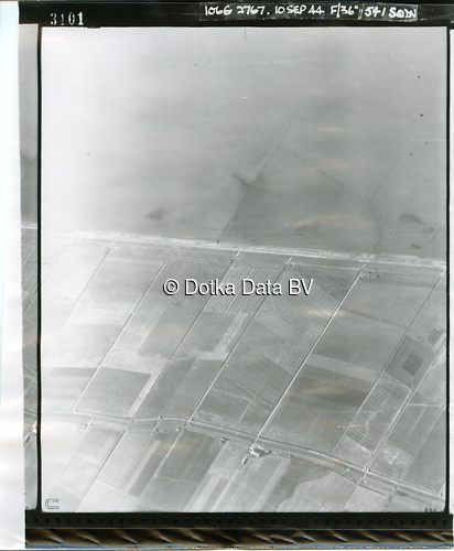 Luchtfoto Pieterburen (1944) uit de collectie Kadaster WOII Luchtfoto's