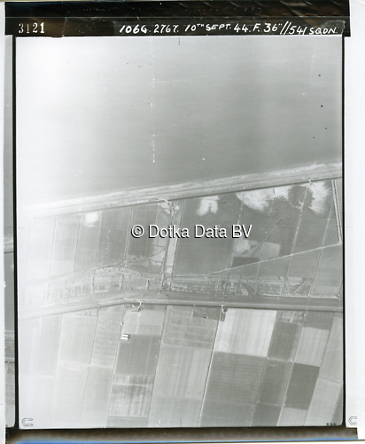 Luchtfoto Uithuizen (1944) uit de collectie Kadaster WOII Luchtfoto's