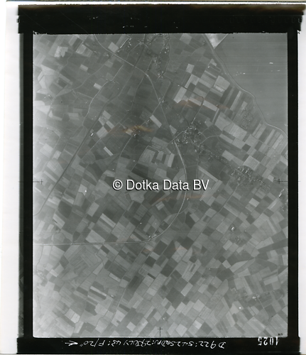 Luchtfoto Meedhuizen (1943) uit de collectie Kadaster WOII Luchtfoto's