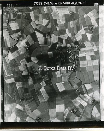 Luchtfoto Bierum (1944) uit de collectie Kadaster WOII Luchtfoto's