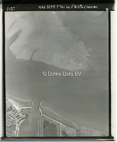 Luchtfoto Delfzijl (1944) uit de collectie Kadaster WOII Luchtfoto's
