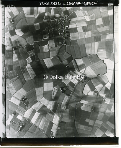 Luchtfoto Holwierde (1944) uit de collectie Kadaster WOII Luchtfoto's