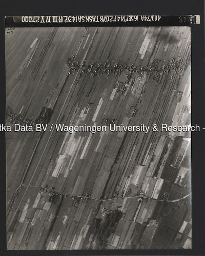 Luchtfoto Maartensdijk (1944) uit de collectie Wageningen University WOII