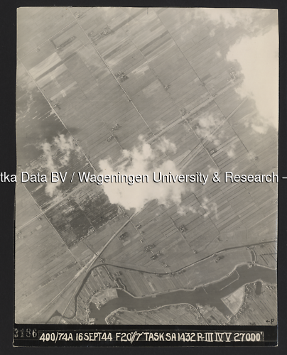 Luchtfoto Nieuwerkerk aan den IJssel (1944) uit de collectie Wageningen University WOII