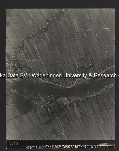Luchtfoto Schoonhoven (1944) uit de collectie Wageningen University WOII