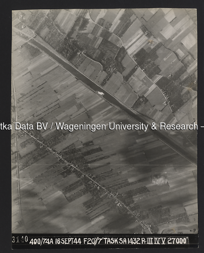 Luchtfoto Schalkwijk (1944) uit de collectie Wageningen University WOII