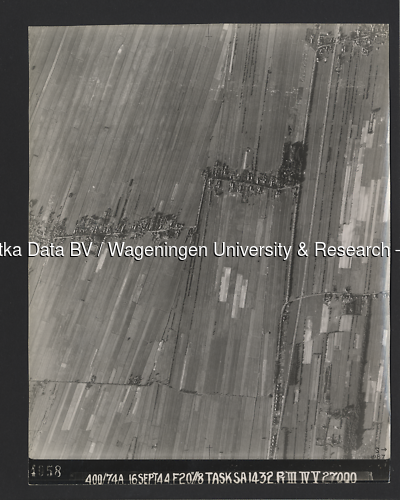 Luchtfoto Westbroek (1944) uit de collectie Wageningen University WOII
