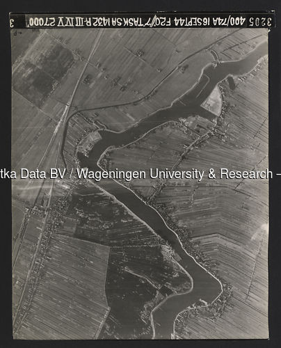 Luchtfoto Ouderkerk aan den IJssel (1944) uit de collectie Wageningen University WOII