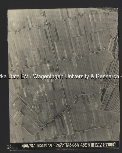 Luchtfoto Waverveen (1944) uit de collectie Wageningen University WOII