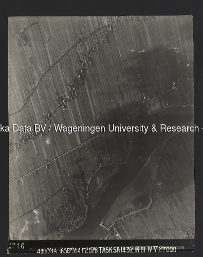 Luchtfoto Bergambacht (1944) uit de collectie Wageningen University WOII