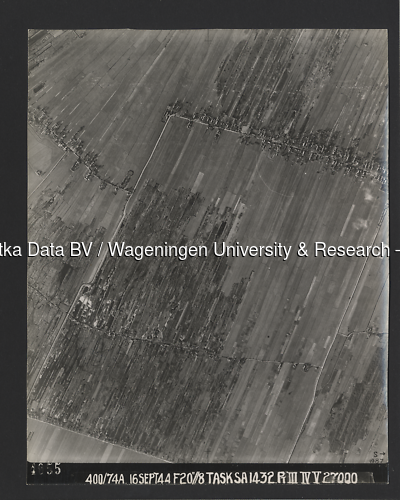 Luchtfoto Tienhoven (1944) uit de collectie Wageningen University WOII