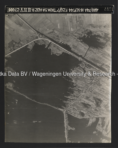 Luchtfoto Kortenhoef (1944) uit de collectie Wageningen University WOII