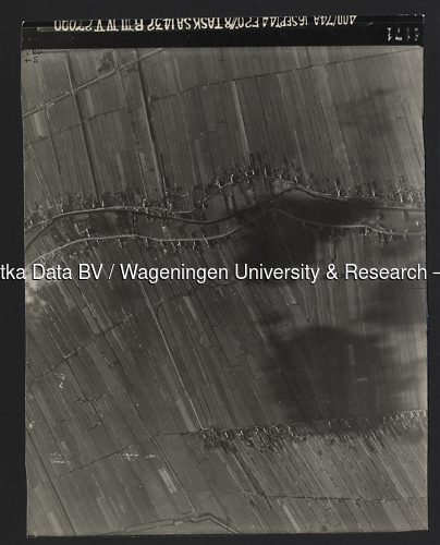 Luchtfoto Haastrecht (1944) uit de collectie Wageningen University WOII