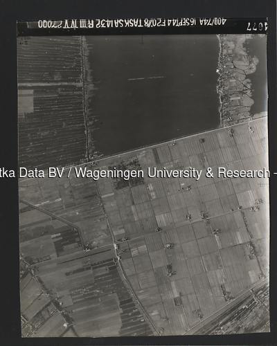 Luchtfoto Tienhoven (1944) uit de collectie Wageningen University WOII