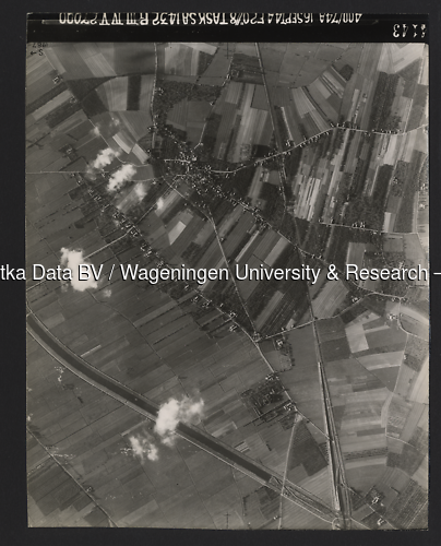 Luchtfoto Houten (1944) uit de collectie Wageningen University WOII