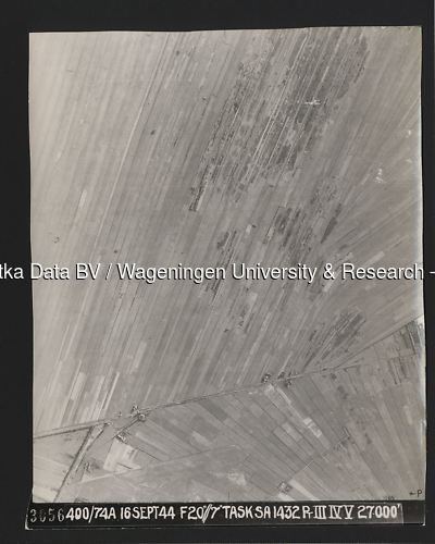 Luchtfoto Westbroek (1944) uit de collectie Wageningen University WOII