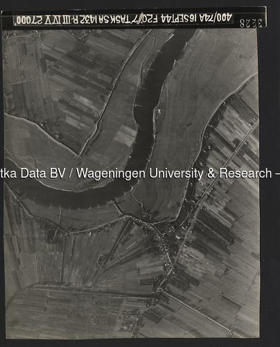 Luchtfoto Lexmond (1944) uit de collectie Wageningen University WOII