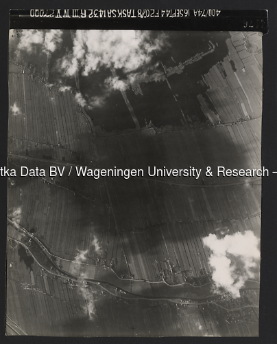Luchtfoto Haastrecht (1944) uit de collectie Wageningen University WOII