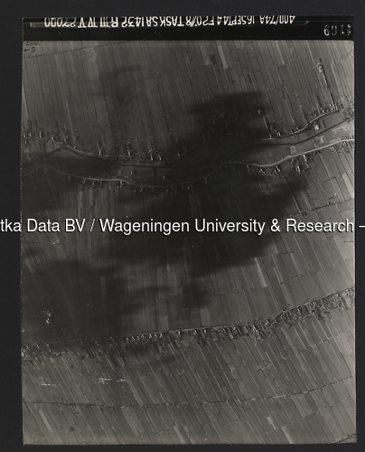 Luchtfoto Haastrecht (1944) uit de collectie Wageningen University WOII