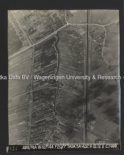 Luchtfoto Vreeland (1944) uit de collectie Wageningen University WOII