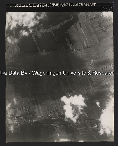 Luchtfoto Haastrecht (1944) uit de collectie Wageningen University WOII
