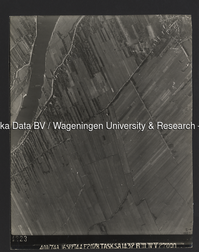 Luchtfoto Tienhoven (1944) uit de collectie Wageningen University WOII