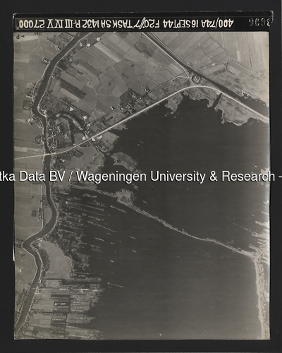 Luchtfoto Kortenhoef (1944) uit de collectie Wageningen University WOII
