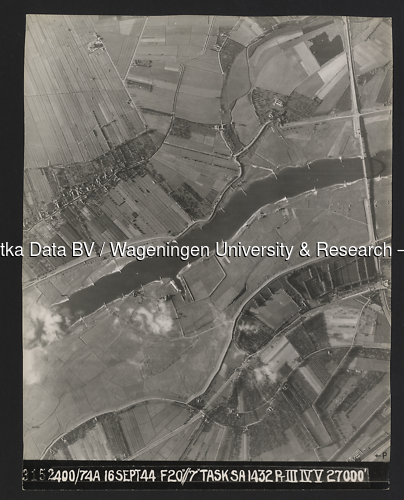Luchtfoto Lopikerkapel (1944) uit de collectie Wageningen University WOII