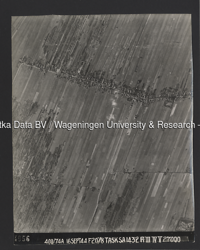 Luchtfoto Westbroek (1944) uit de collectie Wageningen University WOII