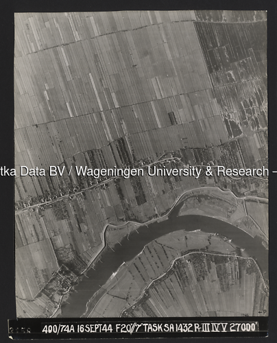 Luchtfoto Lopik (1944) uit de collectie Wageningen University WOII
