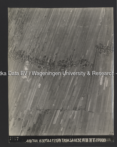 Luchtfoto Westbroek (1944) uit de collectie Wageningen University WOII
