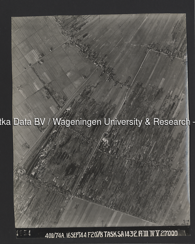 Luchtfoto Tienhoven (1944) uit de collectie Wageningen University WOII