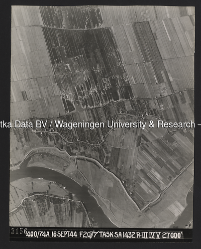 Luchtfoto Lopik (1944) uit de collectie Wageningen University WOII