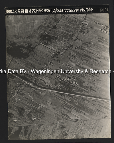 Luchtfoto Kortenhoef (1944) uit de collectie Wageningen University WOII