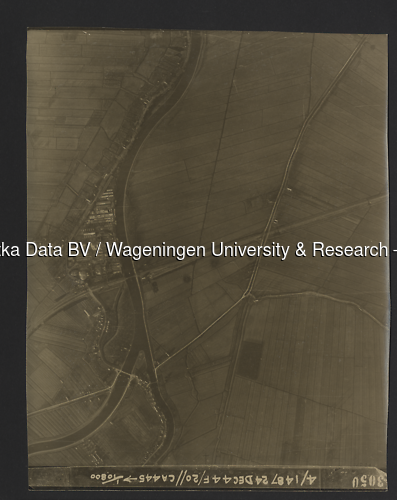 Luchtfoto Arkel (1944) uit de collectie Wageningen University WOII