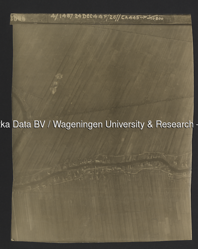 Luchtfoto Oud-Alblas (1944) uit de collectie Wageningen University WOII
