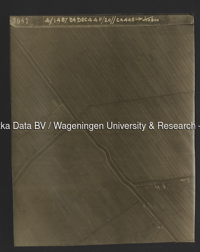 Luchtfoto Groot-Ammers (1944) uit de collectie Wageningen University WOII