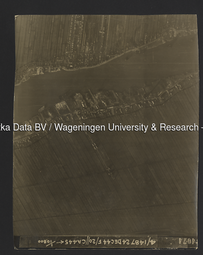 Luchtfoto Nieuw-Lekkerland (1944) uit de collectie Wageningen University WOII