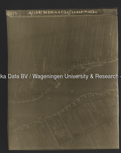 Luchtfoto Lekkerkerk (1944) uit de collectie Wageningen University WOII