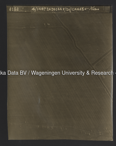 Luchtfoto Groot-Ammers (1944) uit de collectie Wageningen University WOII