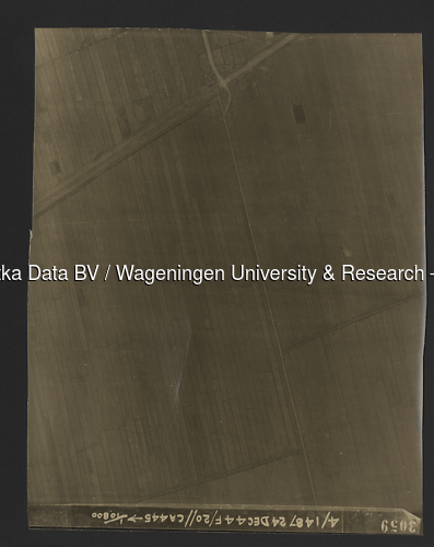 Luchtfoto Giessenburg (1944) uit de collectie Wageningen University WOII