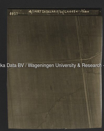 Luchtfoto Giessenburg (1944) uit de collectie Wageningen University WOII